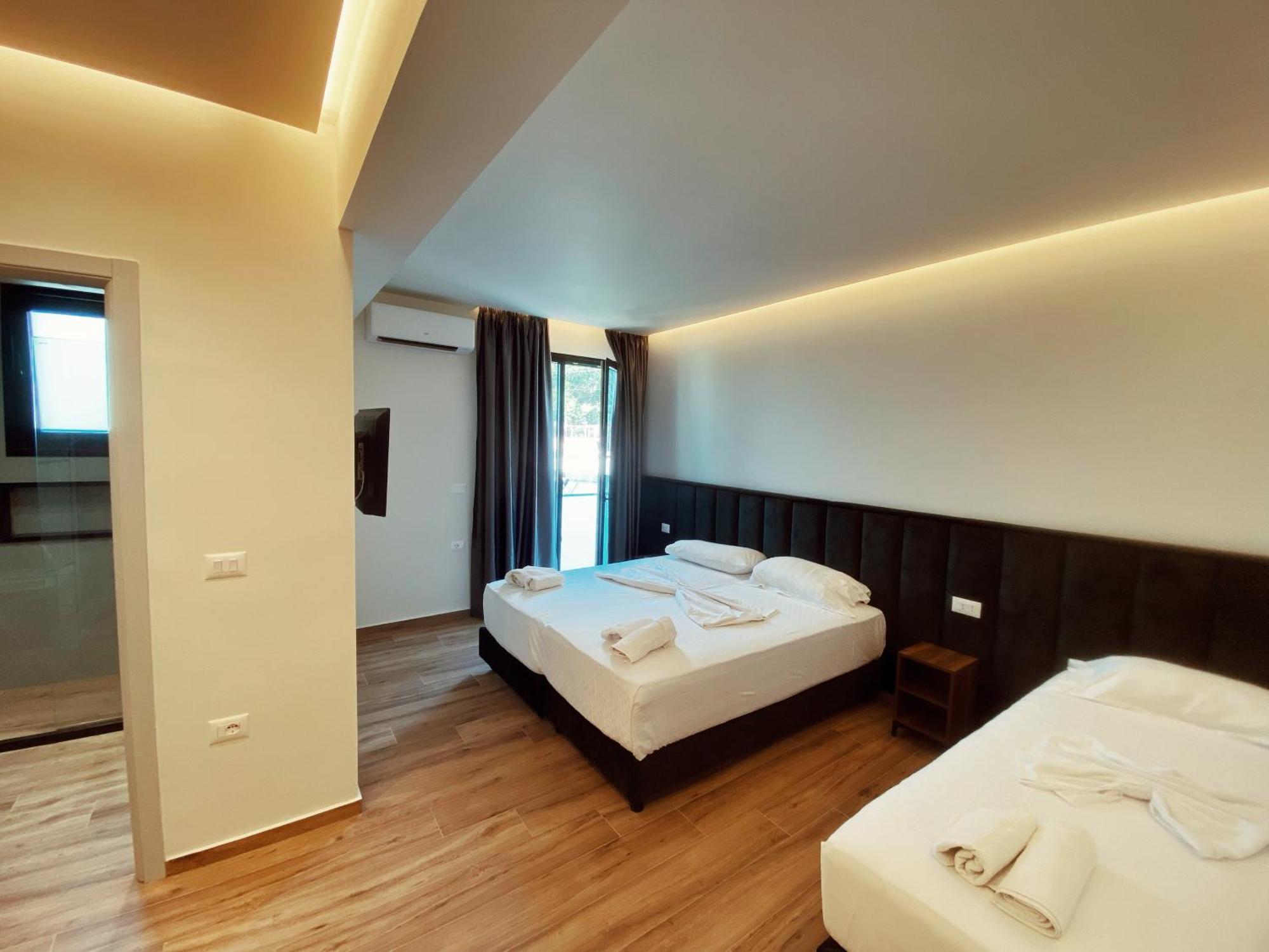 Adriatik Hotel Vlore Exterior photo